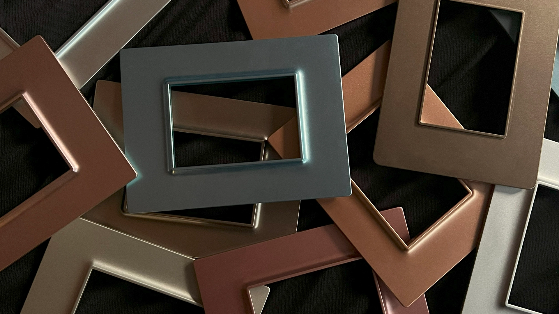 Premium metallic spray painted frames in Mumbai